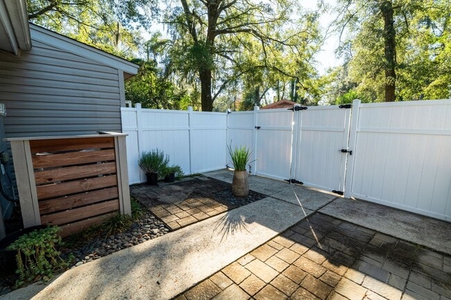 Building Photo - Modern Comfort on James Island!