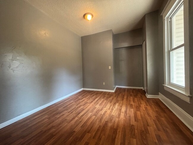 Building Photo - Cozy 2 Bedroom House with a GARAGE!