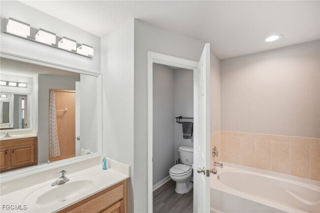 Building Photo - 940 Belmont St E