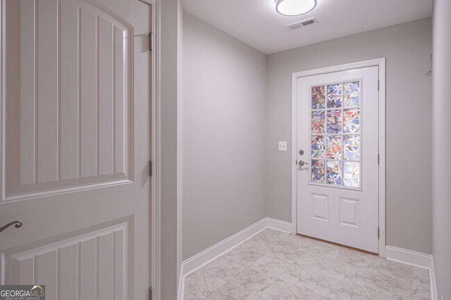 Building Photo - 5660 Crest Hill Dr NE