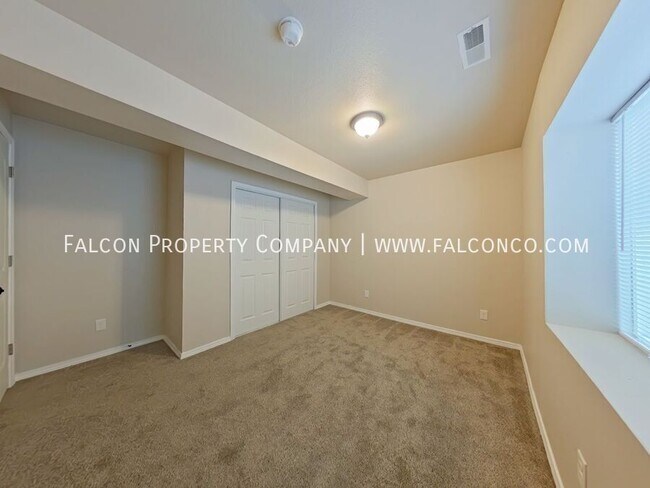 Building Photo - 6070 San Mateo Dr
