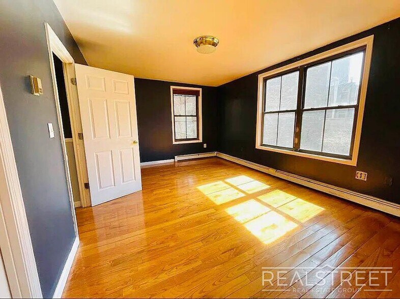 Building Photo - Stunning 1,600 SF Gut-Renovated Duplex Pen...