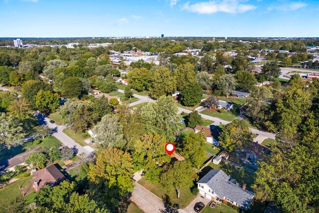 Building Photo - 3 Bedroom | 2.5 Bathroom | 2 Car Garage | Springfield MO | Fenced Back Yard | 2 Living Areas | Qu...