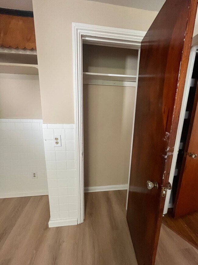 Building Photo - Comfortable 2-Bedroom Single-Family Home with Washer/Dryer Hookups