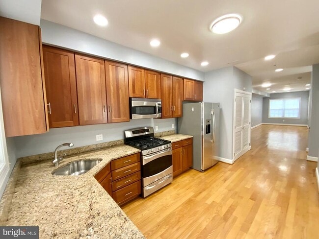 Building Photo - 812 5th St NE