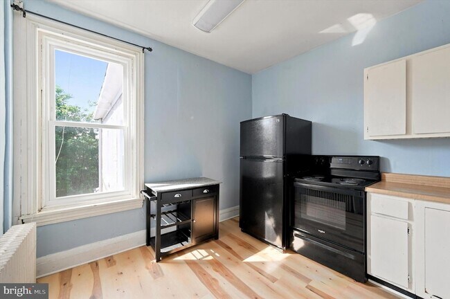 Building Photo - 204 Ripka St