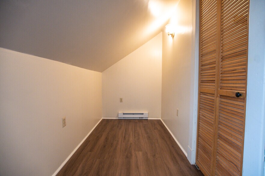 UNIT B BEDROOM RIGHT SIDE NOOK - 813 N Market St