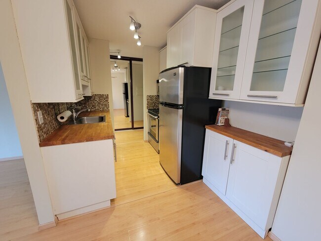 Building Photo - Newly Updated 1 Br/1 Ba Condo w/Hdwd Flrs, SS Appl, AC, Off-St Parking in Uptown Mpls near Wedge ...