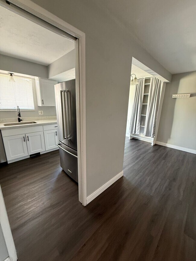 Building Photo - Rare find! Pristine townhome near Trax!