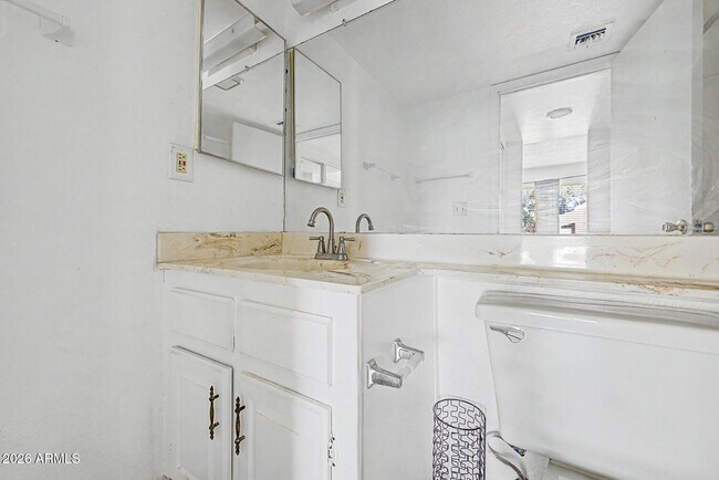 Building Photo - 461 W Holmes Ave