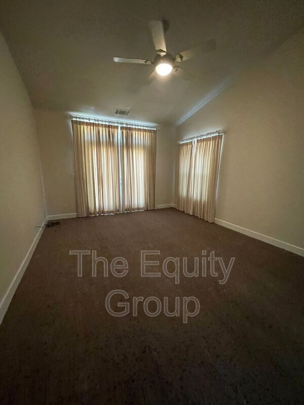 Building Photo - 608 W Evergreen Ct