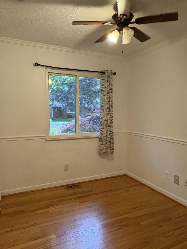 Building Photo - 3304 Maple Dr