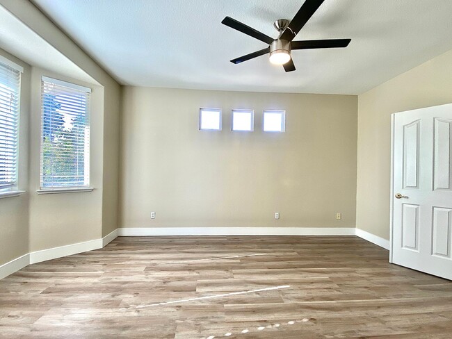 Building Photo - NEWLY RENOVATED, VERY CLEAN 5 BED, 3 BATH,...