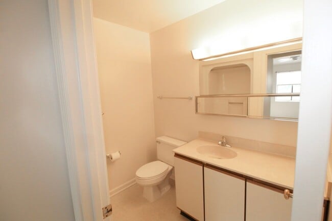 Building Photo - Stunning 2-Bedroom Condo for Rent on Blue ...