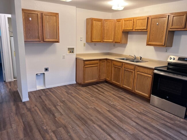 Building Photo - 3-Bed, 1-Bath Duplex with New Flooring & U...