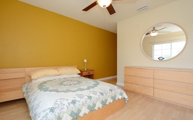 Building Photo - Lakeside Village Townhouse 2 Bedroom  2.5 Bath Available for Short-Term Rental