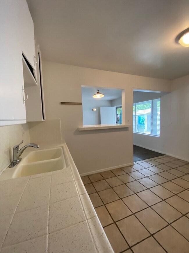 Building Photo - Cozy 2-Bedroom Apartment Just Steps from the Ocean Bluffs!
