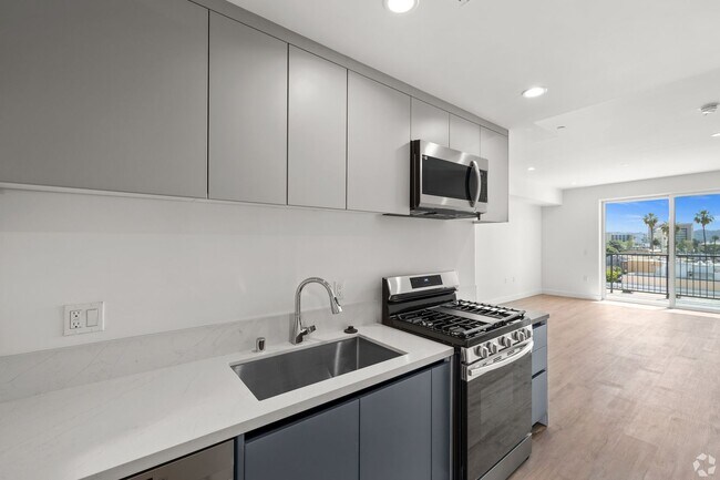 Building Photo - HUGE Studio - 412