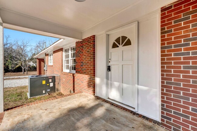 Building Photo - Charming Three Bedroom Home in Gray Court