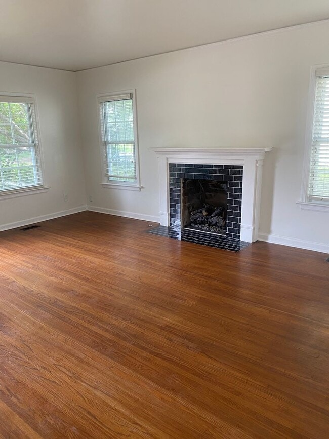 Building Photo - Charming cottage with recently updated kitchen and bath