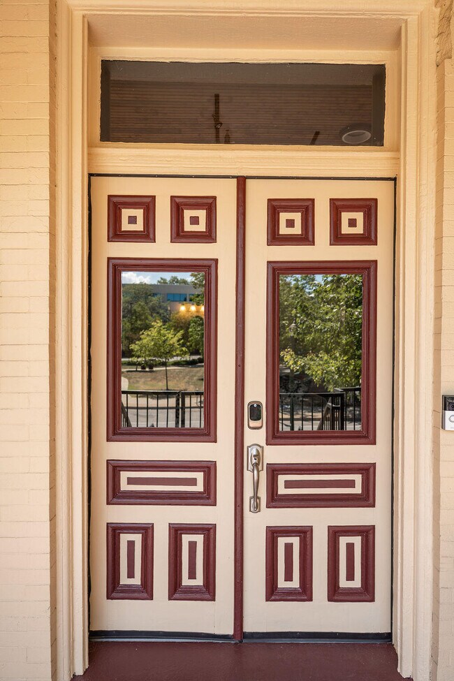 Building Photo - 275 S Limestone