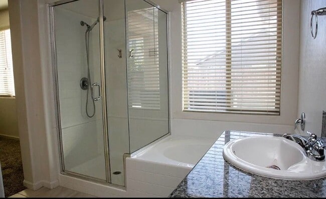 Building Photo - Lovely Home for rent in Visalia, Ca