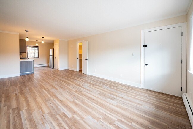 Building Photo - 549 Russell Rd