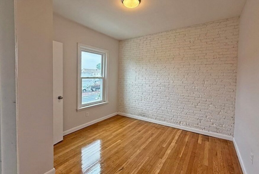 Building Photo - 164 Broadway