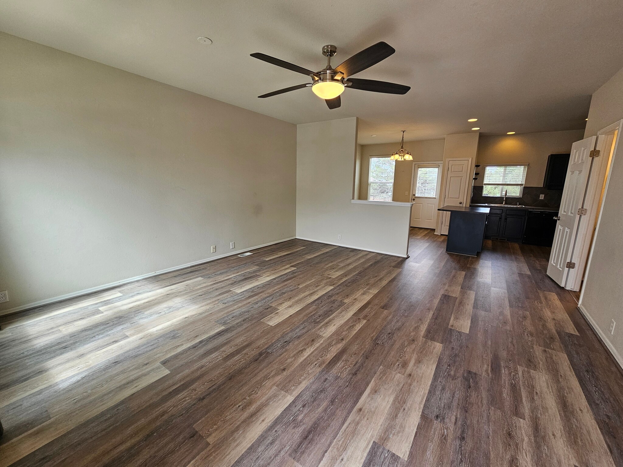 Building Photo - 7243 Country Side Grv