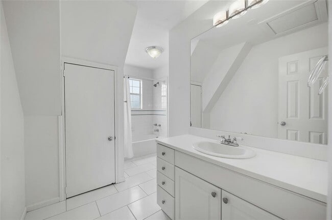 Building Photo - 13003 S Madrone Trail