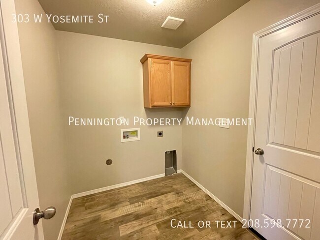 Building Photo - 303 W Yosemite St