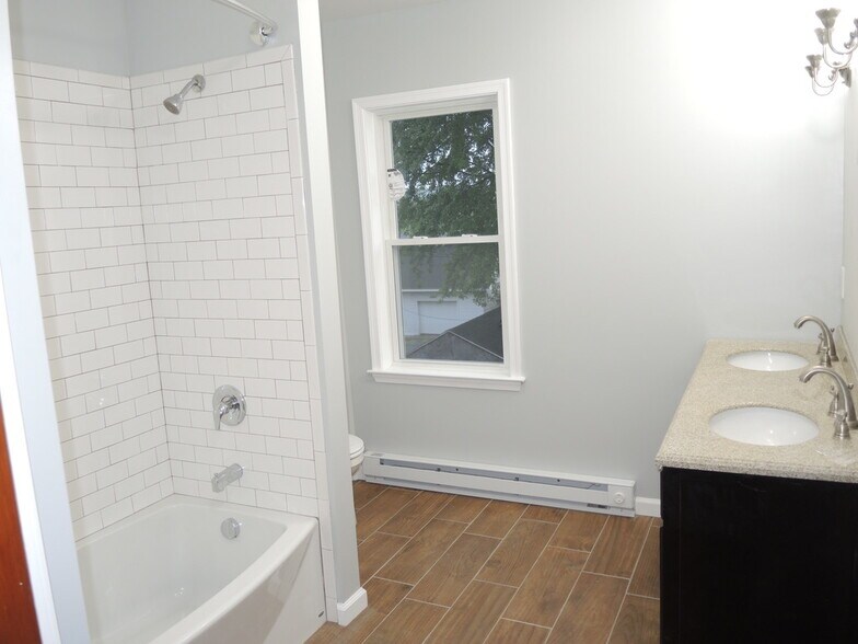 Building Photo - 1107 W Lincoln St