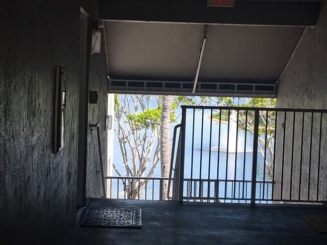 Building Photo - Cozi, breezy condo unit.