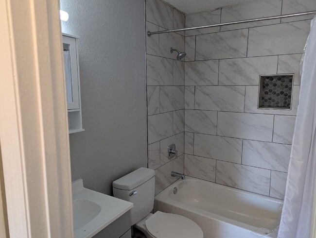 Building Photo - Cozy duplex with 3 bedrooms and 2 baths