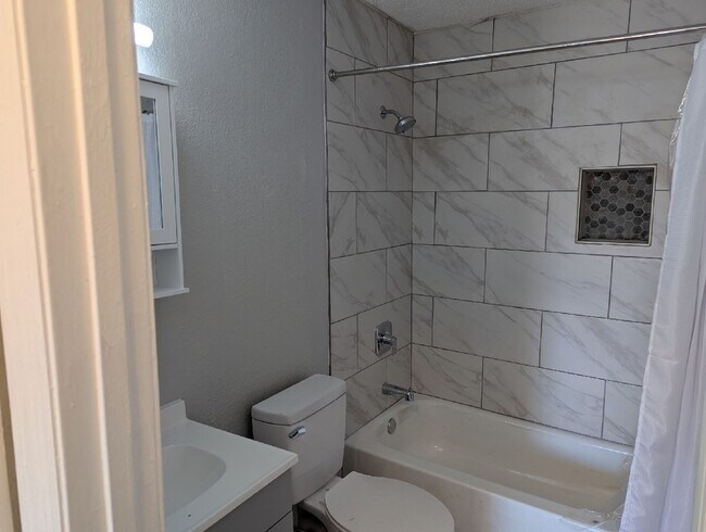 Building Photo - Move in Special half off first months rent - Lovely 3 bed 2 bath duplex