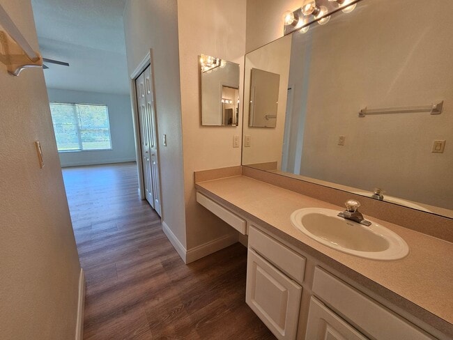 Building Photo - 2 Bedroom, 1.5 bath townhome in gated comm...
