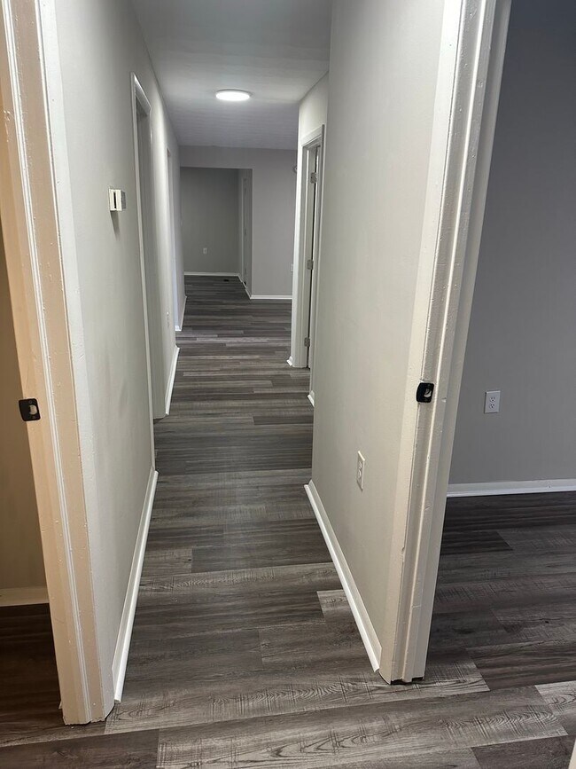 Building Photo - Oversized 3 Bedroom with laundry room & Sp...