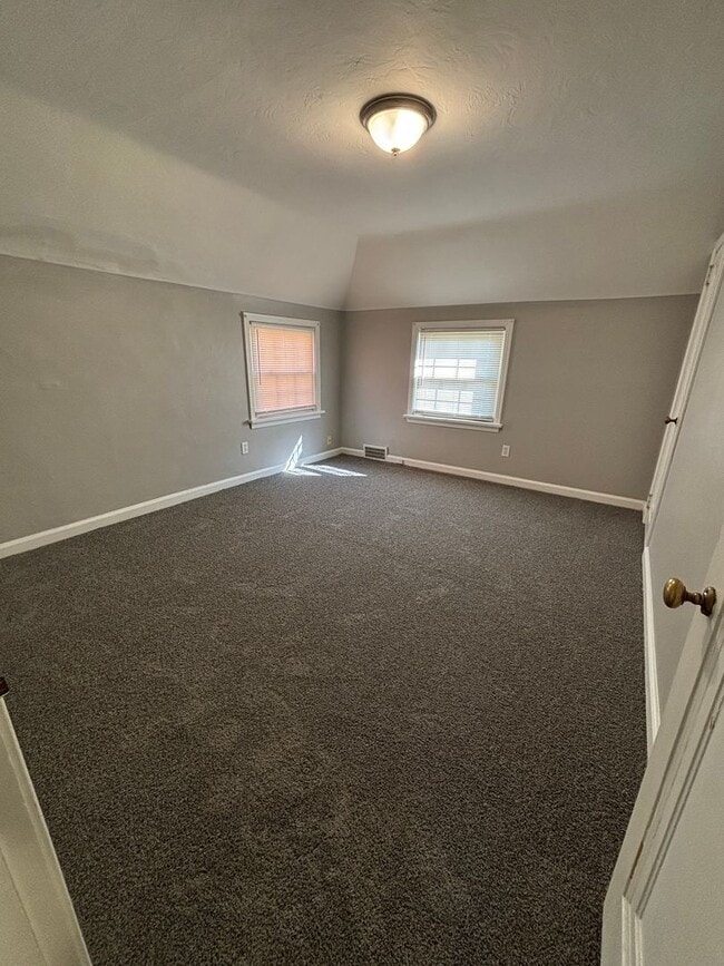Building Photo - 3 Bedroom Home in Mt. Lebanon!