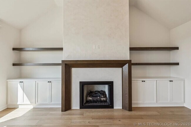Building Photo - 5 Bed | 4 Bath House