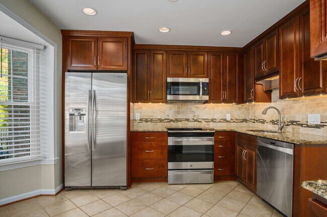 Building Photo - Charming Townhouse: Your New Home Awaits!
