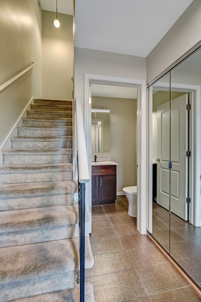 Building Photo - 7961 Knottingham Cir