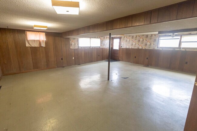 Building Photo - 1213 E Smiley Ln