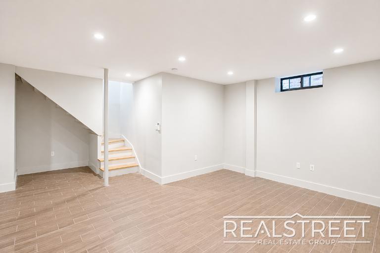 Building Photo - Spacious 2 Bed 1.5 Bath DUPLEX in Bed Stuy