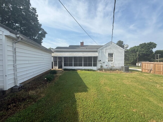 Building Photo - Three bedroom, 1 bath house in Graham