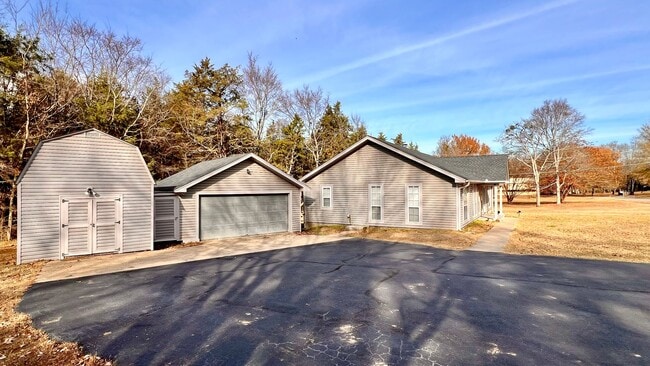 Building Photo - 490 Scott Ln