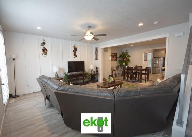 Building Photo - Spacious Townhome Near Shopping! 3 BD 2.5 BTH