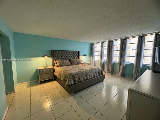 Building Photo - 1817 S Ocean Dr