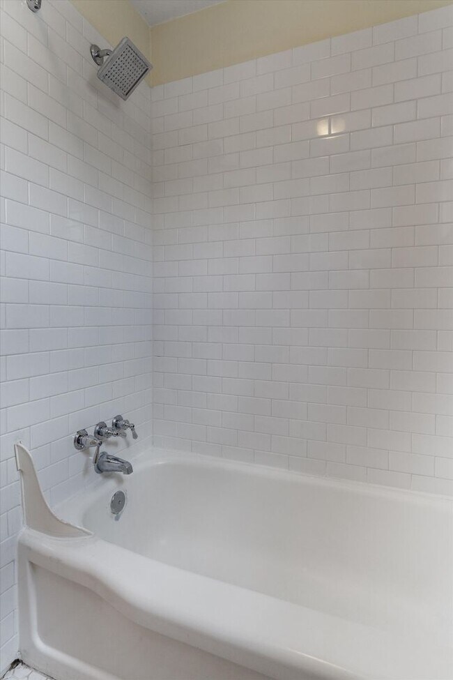 Building Photo - Prime 2 Bed 1 Bath in 78704 Near Downtown Austin