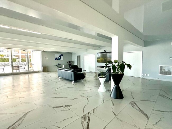 Building Photo - 1904 S Ocean Dr