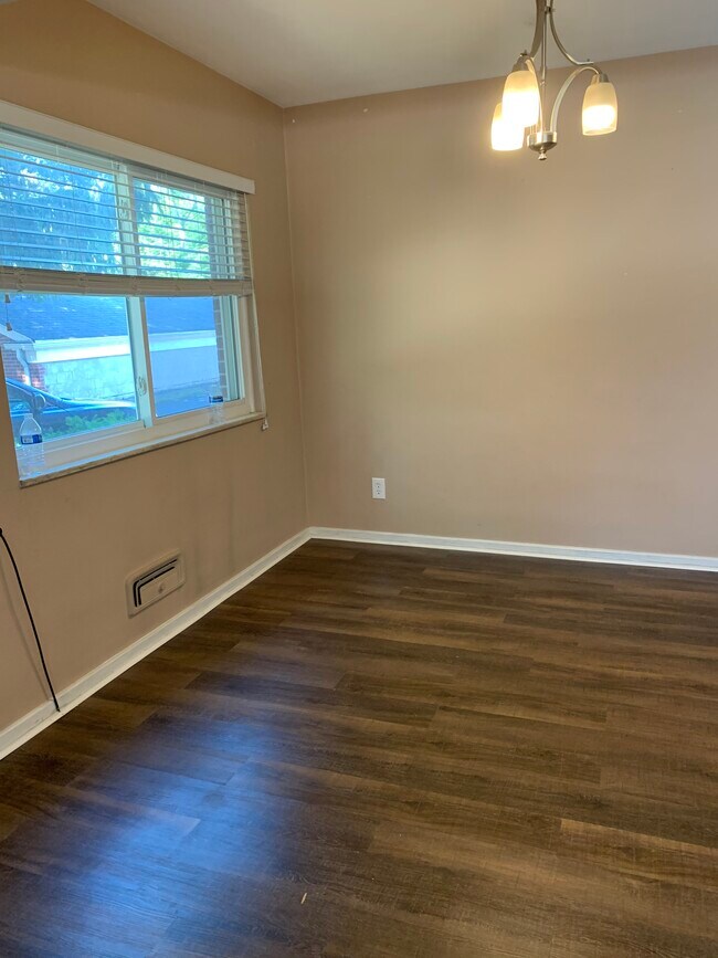 Building Photo - 2142 Collinway St